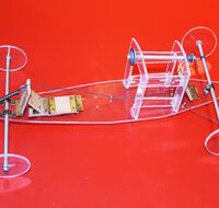 Kleines Seifenkisten-Model aus Acryl von seitlich oben