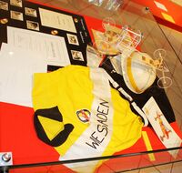 Fotografien, Urkunden und Zubehör des Seifenkistensports in einer Glasvitrine