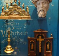 Nahaufnahme Vitrine Stadtgeschichte im Foyer